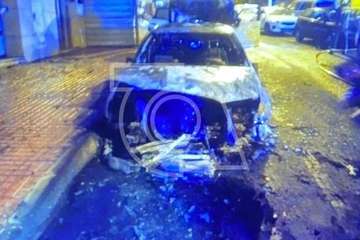 Un vehículo calcinado y varios afectados en un incendio de madrugada en una calle de Taliarte (Telde)/TA,